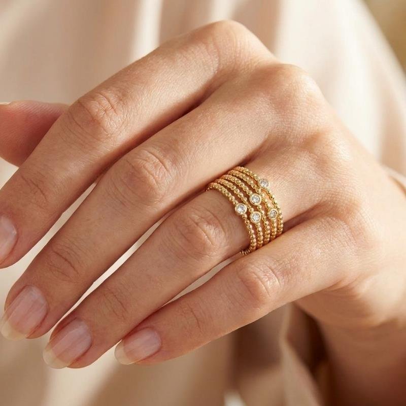 ANEL C/ 5 FILETES E DETALHES EM ZIRCONIA