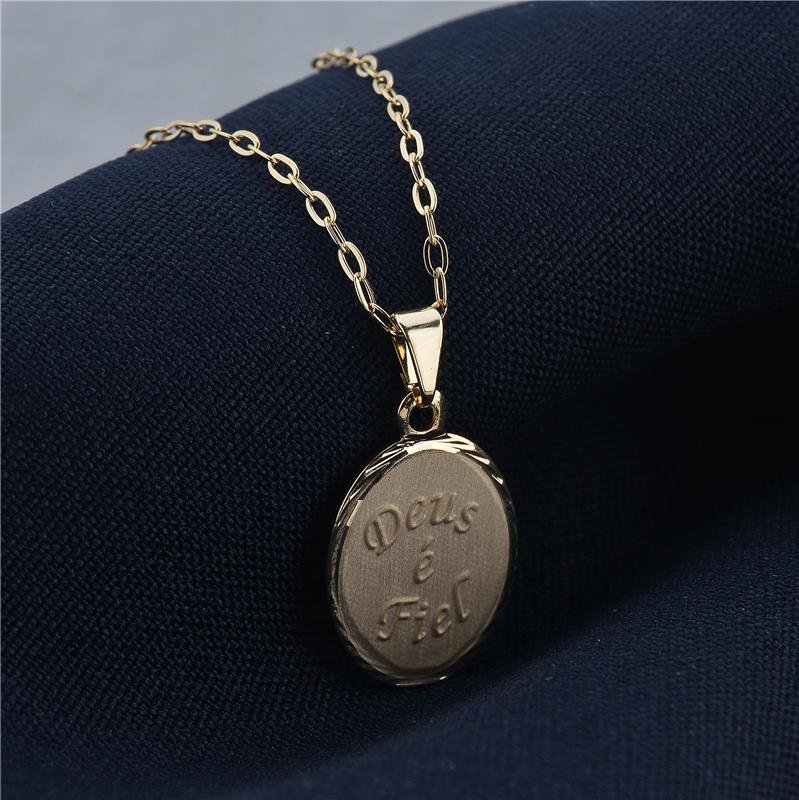 COLAR DOURADO COM PINGENTE OVAL DEUS É FIEL GRAVADO
