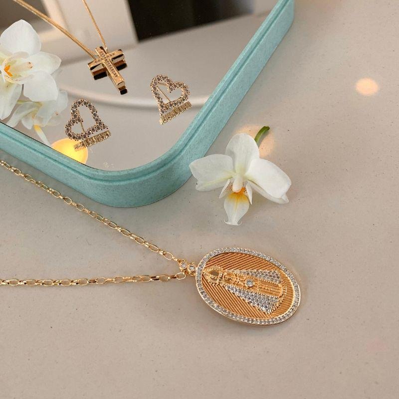 GARGANTILHA NOSSA SENHORA APARECIDA OVAL FOLHEADA A OURO COM ZIRCÔNIAS 