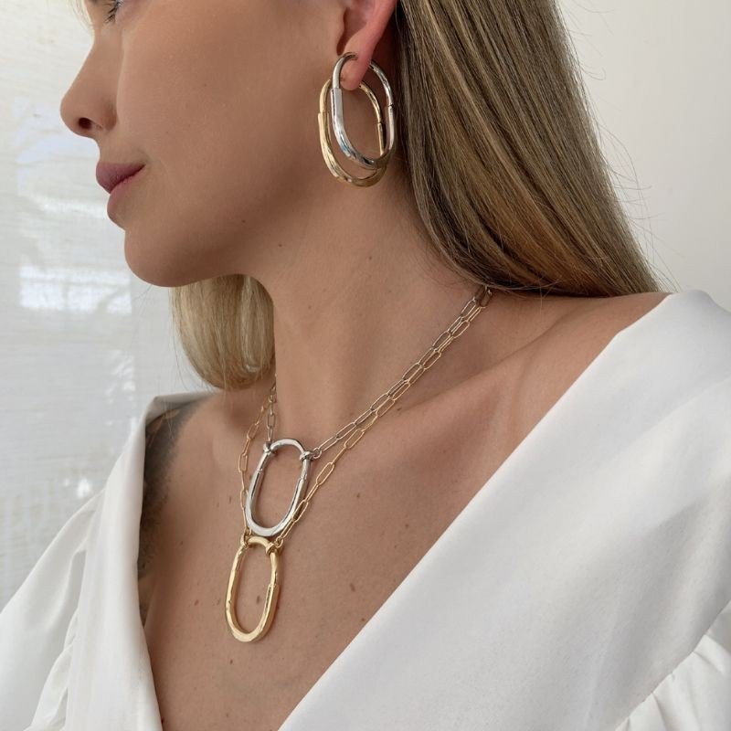 GARGANTILHA COM PINGENTE OVAL FOLHEADA A OURO