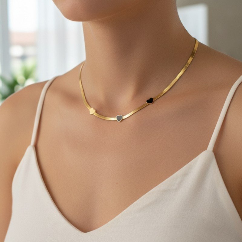 GRAGANTILHA DOURADA FITA COM TRÊS CORAÇÕES