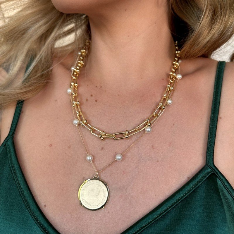 GARGANTILHA COM PÉROLAS E PINGENTE DE MEDALHA