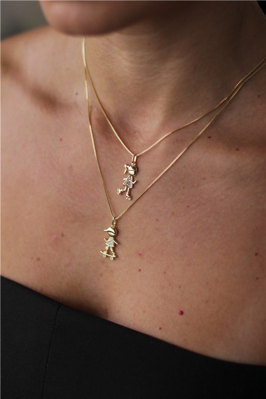 GARGANTILHA UMA MENINA PATINS