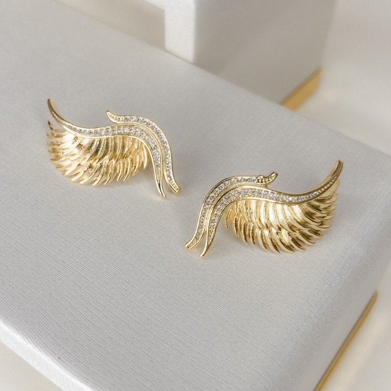 BRINCO CURVO COM ZIRCÔNIAS FOLHEADO A OURO