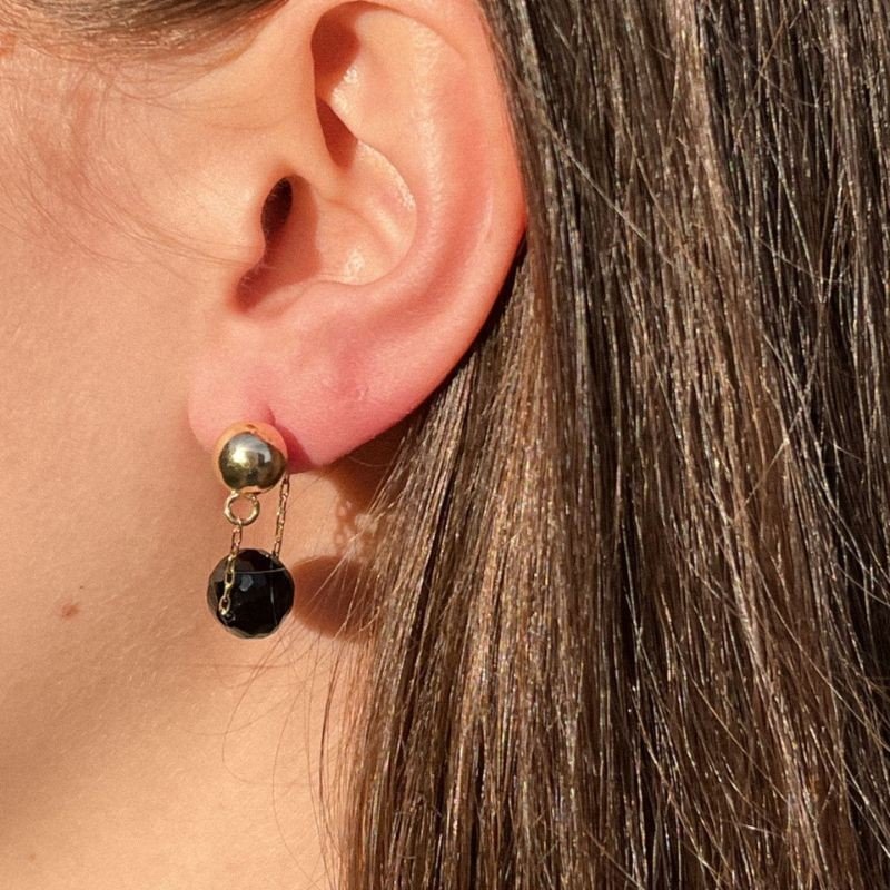 BRINCO BOLA FACETADA COM CORRENTE FOLHEADO A OURO