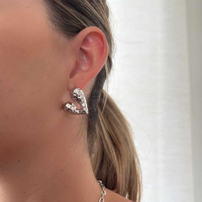 BRINCO CORAÇÃO ORGÂNICO TEXTURIZADO FOLHEADO A OURO