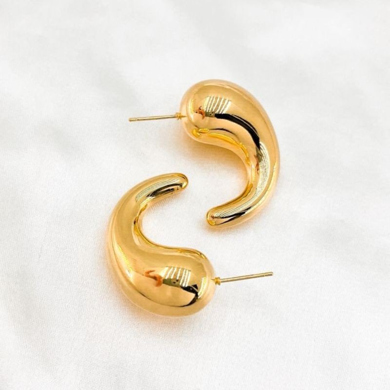 BRINCO ORGÂNICO CURVADO FOLHEADO A OURO